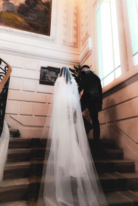 Photo de galerie - Entrée des mariées dans la mairie.