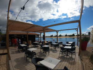 Photo de galerie - Montage d’une pergola & terrasse en bois pour un bar de plage sur le bassin d’Arcachon au seins d’un camping (Lege-Cap-Ferret) 