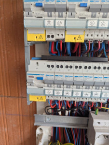 Photo de galerie - Dépannage sur Tableau élec appareillage marque hager, remplacement de disjoncteur et de fil avec section inadaptée