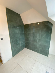 Photo de galerie - Pose de faïence avant mise en place d’une baignoire 