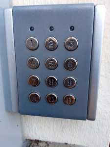 Photo de galerie - Clavier codé pour l'accès d'une résidence par un portillon jardin