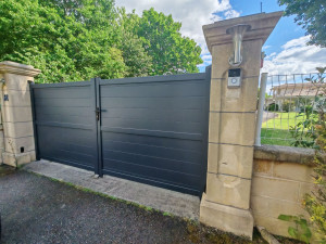 Photo de galerie - Installation d'un portail battant avec sa motorisation et son visiophone 