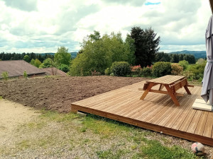 Photo de galerie - Terre végétale et terrasse bois.