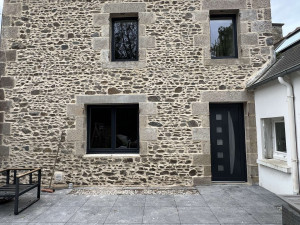 Photo de galerie - Dépose des anciennes menuiseries et repose de belles menuiseries gris anthracite