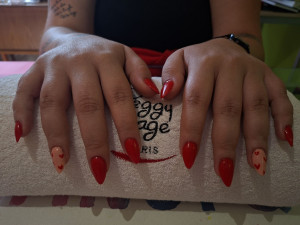 Photo de galerie - Je fais: 
pose américaine (capsules)
gel et vernis semi permanent sur ongles naturels 
soin des mains
dépose 