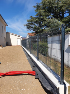 Photo de galerie - Panneaux rigide H123cm poser sur platines gris 7016