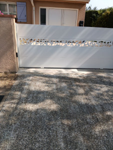 Photo de galerie - Pose de portail coulissant avec motorisation SOMFY garantie 10 ans