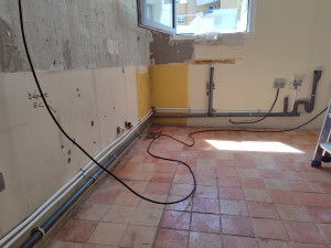Photo de galerie - Installation du réseau d'eau chaude et froide + évacuation dans cuisine en rénovation 