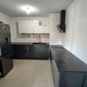 Photo de galerie - Cuisine anthracite & blanche, une installation prête à vivre 