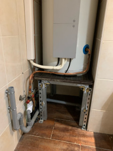 Photo de galerie - Création d’un trépied sur mesure pour un ballon thermodynamique de 270l ( pas dans le commerce )