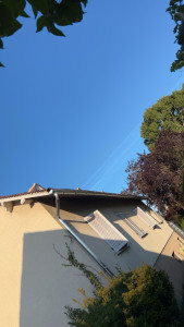 Photo de galerie - Résultat final vu d’ensemble. Gouttières et descentes entièrement remplacées, alignement parfait et finitions propres. Le tout assure une évacuation fluide et un rendu esthétique soigné.