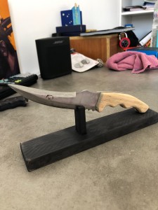 Photo de galerie - Un couteau fait entièrement maison à partir d’une vieille équerre retrouvé dans le garage ?