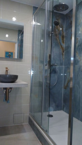 Photo de galerie - Pose carrelage et salle bain et parois de douche..
