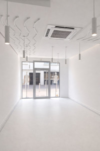 Photo de galerie - Rénovation de magasin de vêtements par MoldRenovConstruct : réfection du sol, peinture des murs, installation électrique, éclairage et finitions. Résultat moderne, fonctionnel et professionnel.