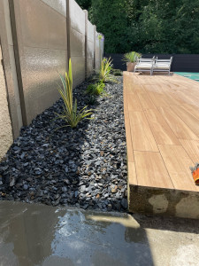 Photo de galerie - Massif d’arbustes exotiques avec un paillage en palette d’ardoise 