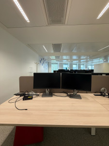 Photo de galerie - Installation poste de travail double écrans