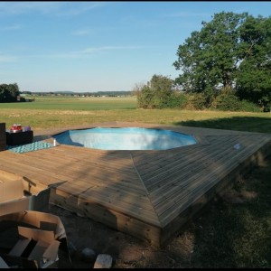 Photo de galerie - Terrasse autour d'une piscine