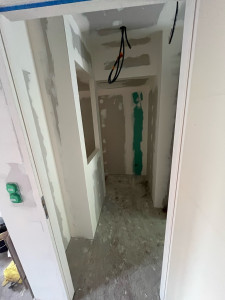 Photo de galerie - Couloir étage : doublage en peripherie, cloison et plafond plat 