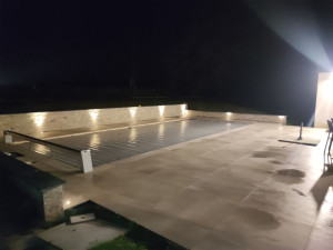 Photo de galerie - Pose d'éclairage de balisage autour d'une piscine 