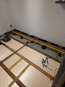 Photo de galerie - Création d’un plancher bois avec dalle pvc dans un ancien garage 