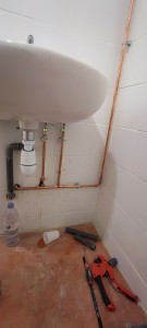 Photo de galerie - Installation d'un lavabo 
- alimentation en eau 
- création de l'évacuation 