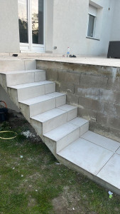 Photo de galerie - Pose de carrelage escalier terrasse extérieure