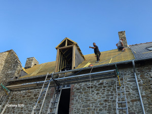 Photo de galerie - Réfection complète de toiture – Travaux en cours

Photo prise après la dépose de l’ancienne couverture et le démontage de l’ancienne lucarne.

Nos couvreurs ont réalisé la fabrication d’une nouvelle lucarne en bois sur mesure, suivie de la préparation de 