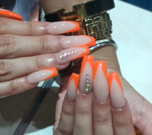 Photo de galerie - Manucure soigné et élégant avec attention 
pose de vernis mise en beauté des ongles et finition personnalisé selon vos envies prestations à votre domicile 