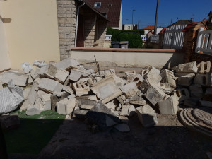 Photo de galerie - Parpaings et gravats de mur extérieur. 