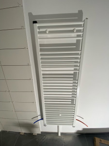 Photo de galerie - Installation d’un sèche serviette 