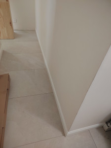 Photo de galerie - Pose de 35 mettre linéaire de plinthe pvc