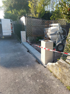 Photo de galerie - Seuil de portail et début des piliers