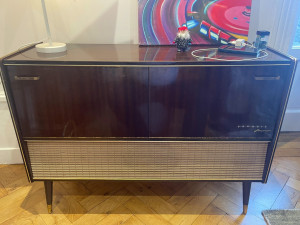 Photo de galerie - Dépannage chaine HIFI à lampe des années 60 poste TSF et platine disque