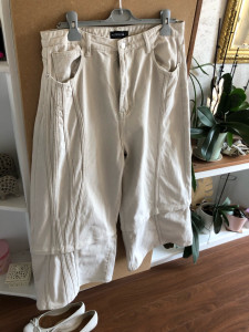 Photo de galerie - Transformation d’un pantalon en bermuda/pantalon grâce à une fermeture à glissière. 