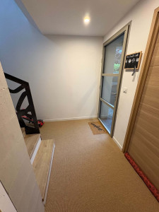 Photo de galerie - Habillage esclalier béton et pose jonc de mer entrée maison 
