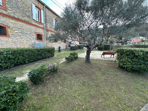 Photo de galerie - Entretien d’un square avec débroussaillage et taille de haies