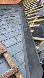 Photo de galerie - Noue en ardoise naturelle 