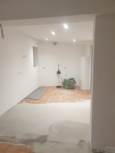 Photo de galerie - Création d'une nouvelle pièce pour la cuisine démolition et rénovation des murs par pose de placo et reprise de l'électricité 