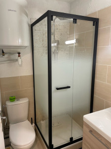 Photo de galerie - Pose d’une paroi de douche d’angle avec porte 