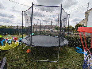 Photo de galerie - Grande trampoline 3,60 montée et installée.