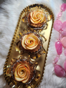 Photo de galerie - Des tartelettes aux pommes aussi belles que délicieuses ! Des pétales de pomme en forme de rose pour un dessert chic et fait maison.