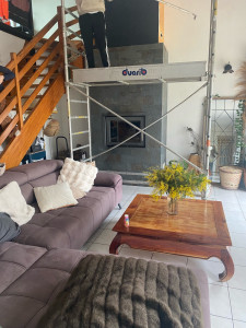 Photo de galerie - Remise au goût d’une veille peinture à l’aide d’un échafaudage, 