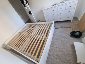 Photo de galerie - Meubles vêtements et lit après 