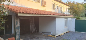 Photo de galerie - Réfection, d'une couverture, ennement en plaque ondulé translucide, réfection et modification en tuile meridionale pour une continuité avec le studio attenant, remplacement des chevrons abîmé, refection du bandeau, gouttière, bande solin...