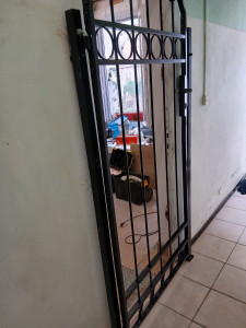 Photo de galerie - Vue du portillon posé.  Il s agit d un portillon de jardin installé en intérieur d ou il a fallu apporter des modifications.  Avec un peu de bon sens et de réflexion on arrive toujours à trouver une solution. 