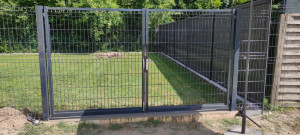 Photo de galerie - Pose d'une clôture sous bassement béton grillage rigide et portail double.