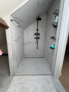 Photo de galerie - Création et Réalisation d'une salle de douche entière sous-pente avec douche sur-mesure 