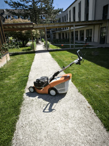 Photo de galerie - Tonte maison de retraite 