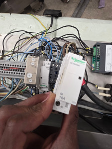 Photo de galerie -  Remplacement d'un télérupteur modulaire 16A Schneider Electric sur tableau électrique.