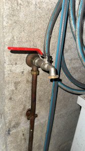 Photo de galerie - Dépose de l’ancien robinet extérieur et pose d’un robinet neuf et plus moderne.